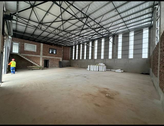 555M² WAREHOUSE TO LET IN LANSERIA
